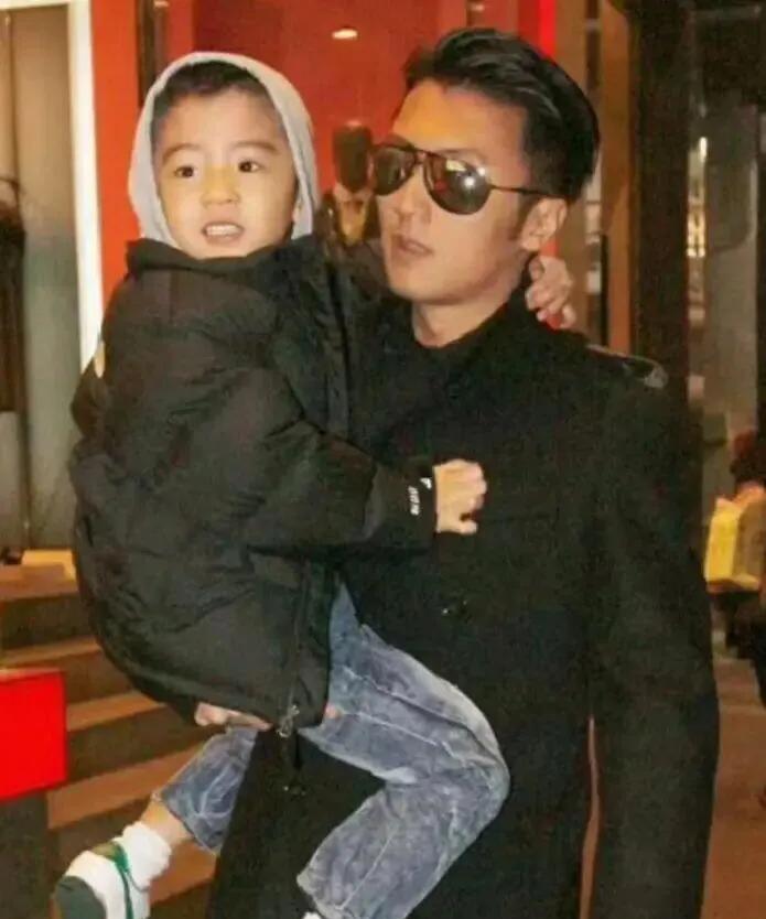 谢霆锋可能不是一个好男友、好老公，
但他绝对算是个好爸爸！
当初他在《十二锋味》