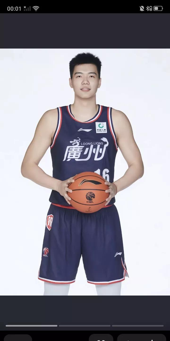 [CBA最新消息]据环球网消息，广州龙狮队核心内线焦泊乔已于近日转会上海队，这对