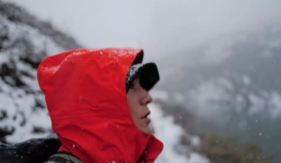 陈坤团队于四川松潘高海拔山区（平均约4300米）突遇暴风雪，持续跋涉8小时。积雪
