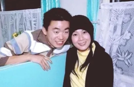 2004年，刘若英给刚认识不久的新人演员王宝强订了一个生日蛋糕，并且亲切的对他说