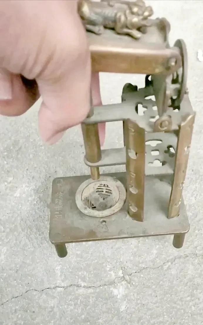 这看似精巧又带着岁月痕迹的金属物件，究竟是做什么用的？是古老机械的关键部件，还是