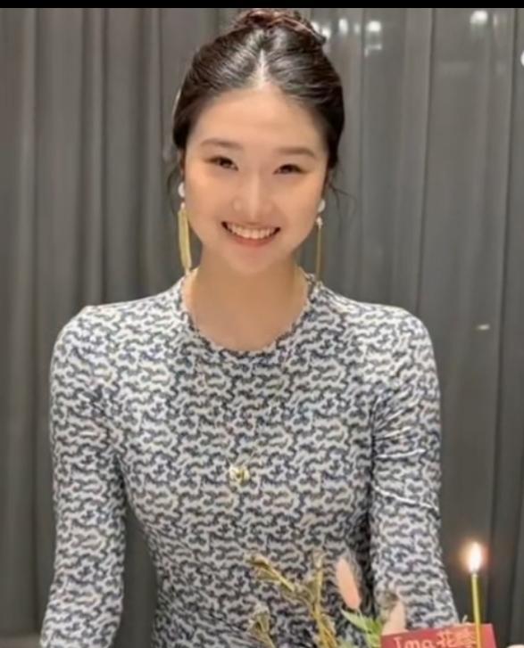 文章马伊琍的女儿才17岁，
乍一看好成熟啊，
有人说像37岁。不过仔细端详五官就
