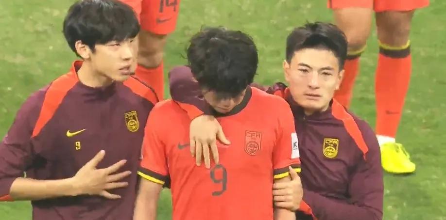 U20男足0-1被沙特绝杀，这三人要负主要责任:
1，刘诚宇:
浪费多次机会！点