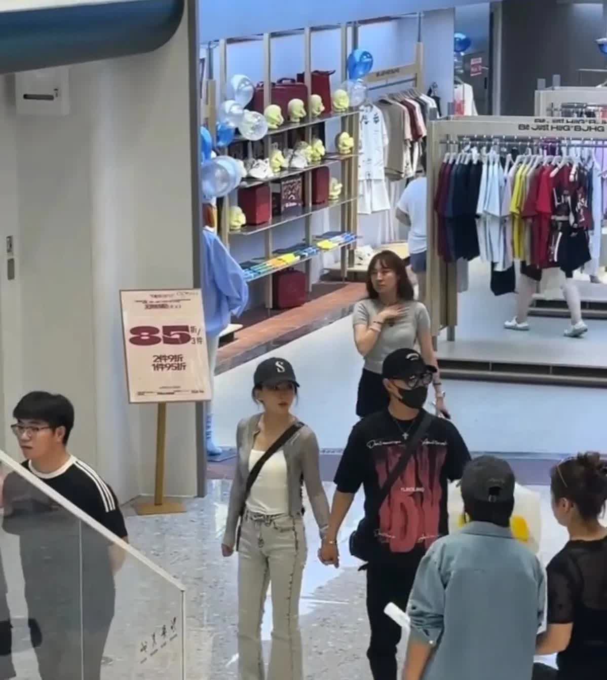 今天汪峰和森林北在商场被偶遇，两个人手牵手一起坐电梯好甜蜜。

此前汪峰被传