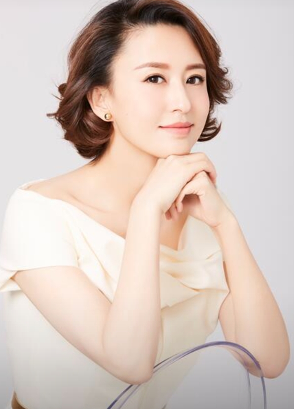 被传私生活混乱、嫁70岁富翁的张蕾，如今已经走上另一条路