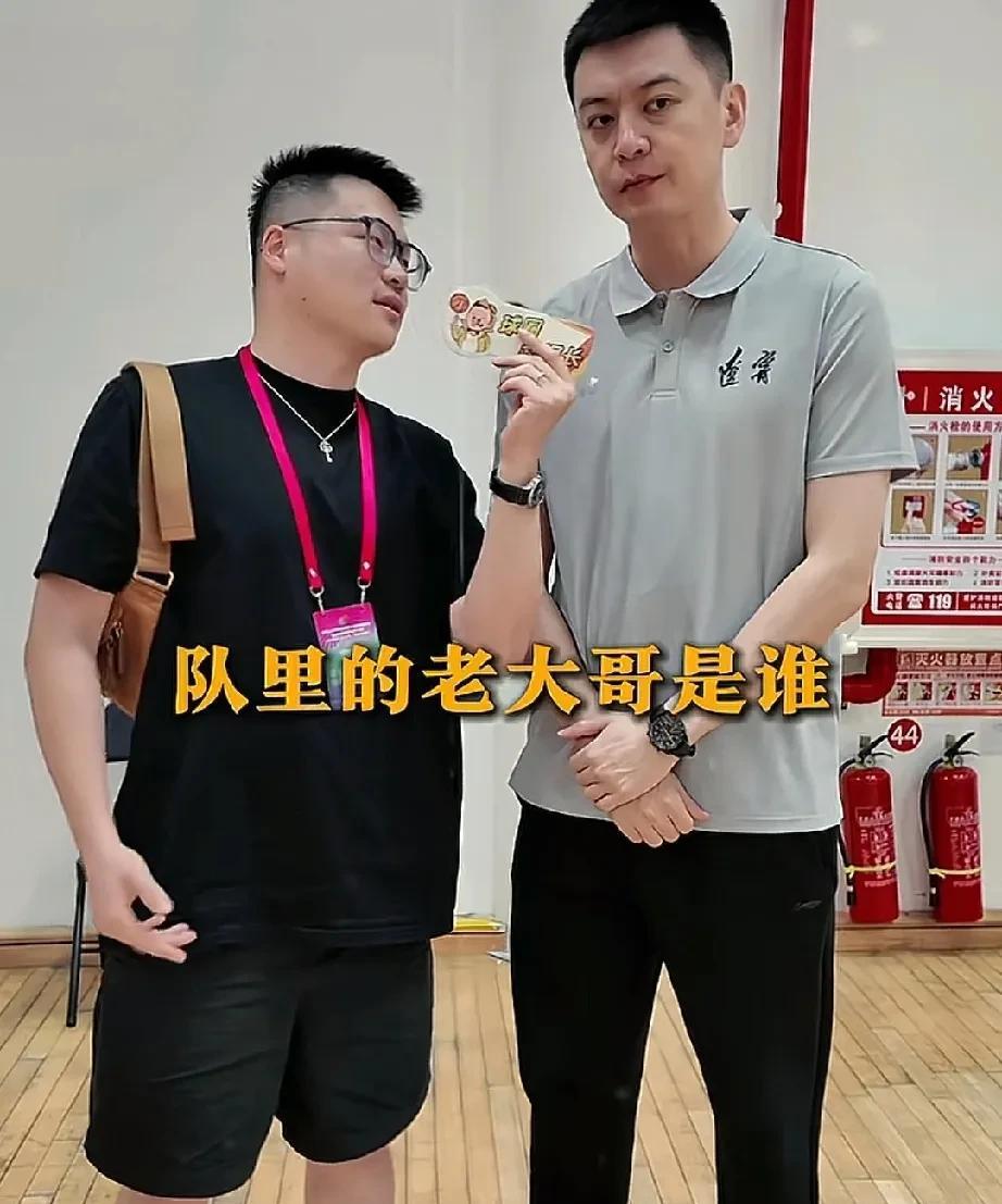 杨鸣的口才启蒙老师，终于找到了！
最近知道了杨鸣的口才为啥这么好了。杨鸣接受采访