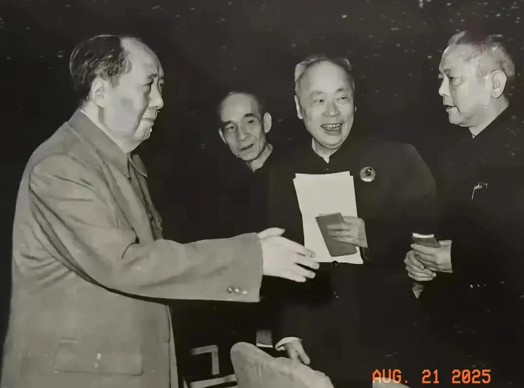 珍贵的一张照片。
难得一见的照片，画面中除了伟人毛泽东以外，内三位国家领导人你能