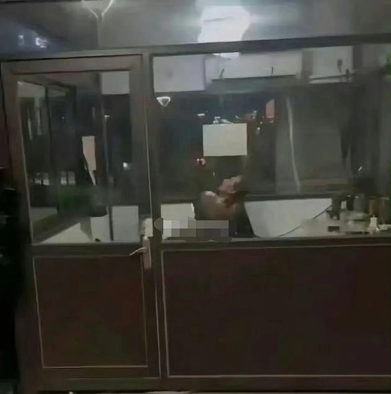 [微风]论安保岗位的风险！
      其一、身高不得低于180（杜绝岗位上从事