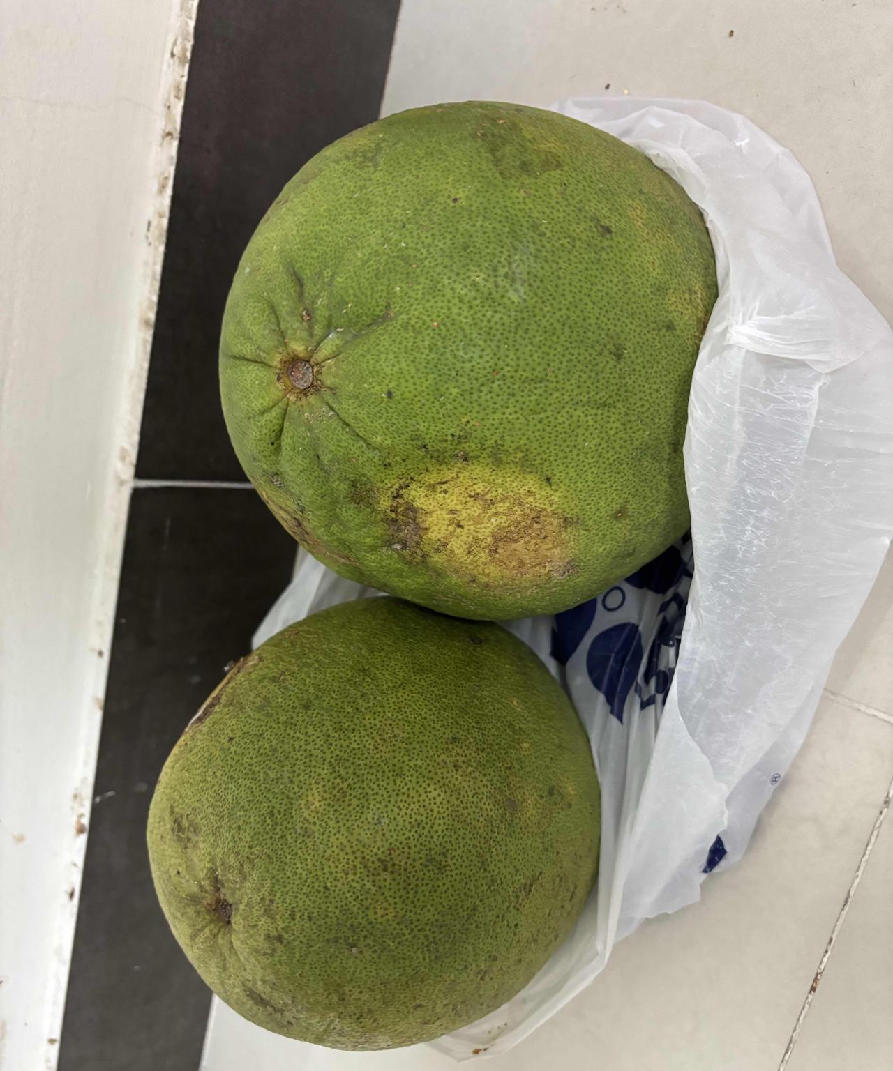 十天前我拿20万（69块）让助理帮我买柚子，第二天她拿了一个给我，说还有两个放在