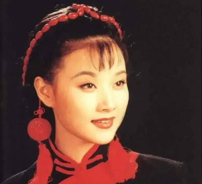 1996年，宋祖英亲手把年仅18岁的保姆送进监狱，判了12年，她把保姆当成自家姐