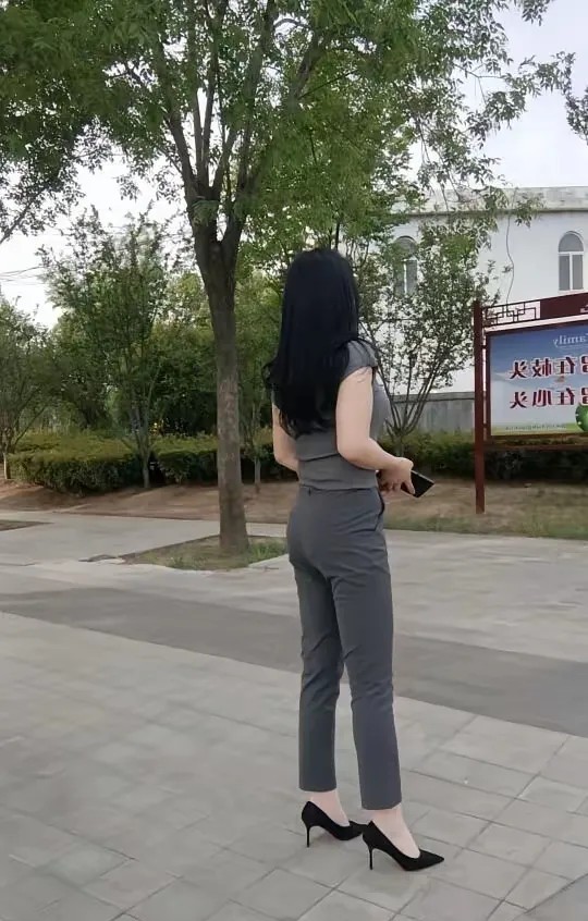 现在乡镇女干部都特别厉害

身高一米六，气场六米一

男下属见了都低头哈腰的