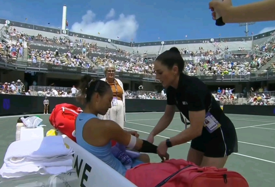 北京时间4月5日，WTA500查尔斯顿站女单1/4决赛中，郑钦文带伤作战，最终以