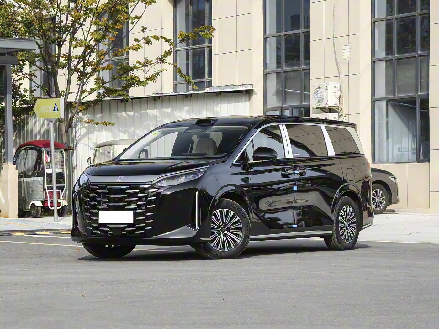 比亚迪插混MPV上市！限时19.68万起配激光雷达，纯电续航