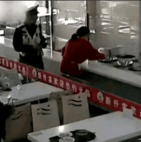 上海，一位民警到餐馆借厕所时，注意到一对祖孙桌上只有一盘青菜，出于关心，他问老人