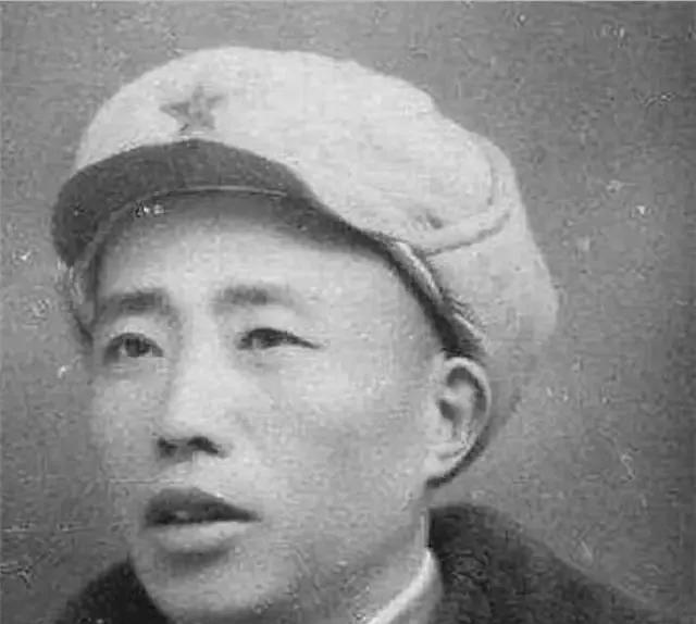 1952年，一位开国少将离家20年，终于可以回家探亲，然而，他刚进门，就被母亲狠