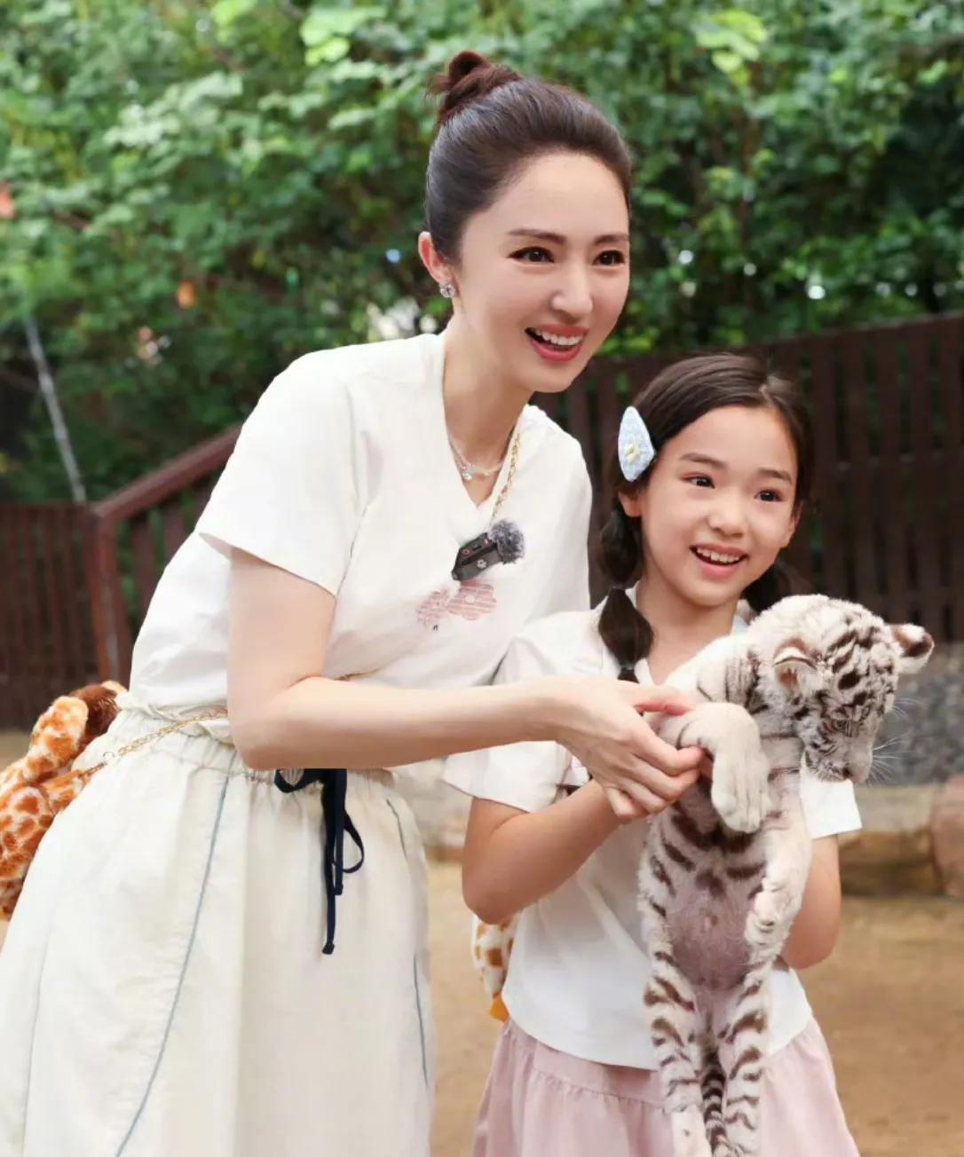 #董璇说下一个大事就是有了小小张# 对于雪花女神龙董璇在节目里说下一个大事有了“