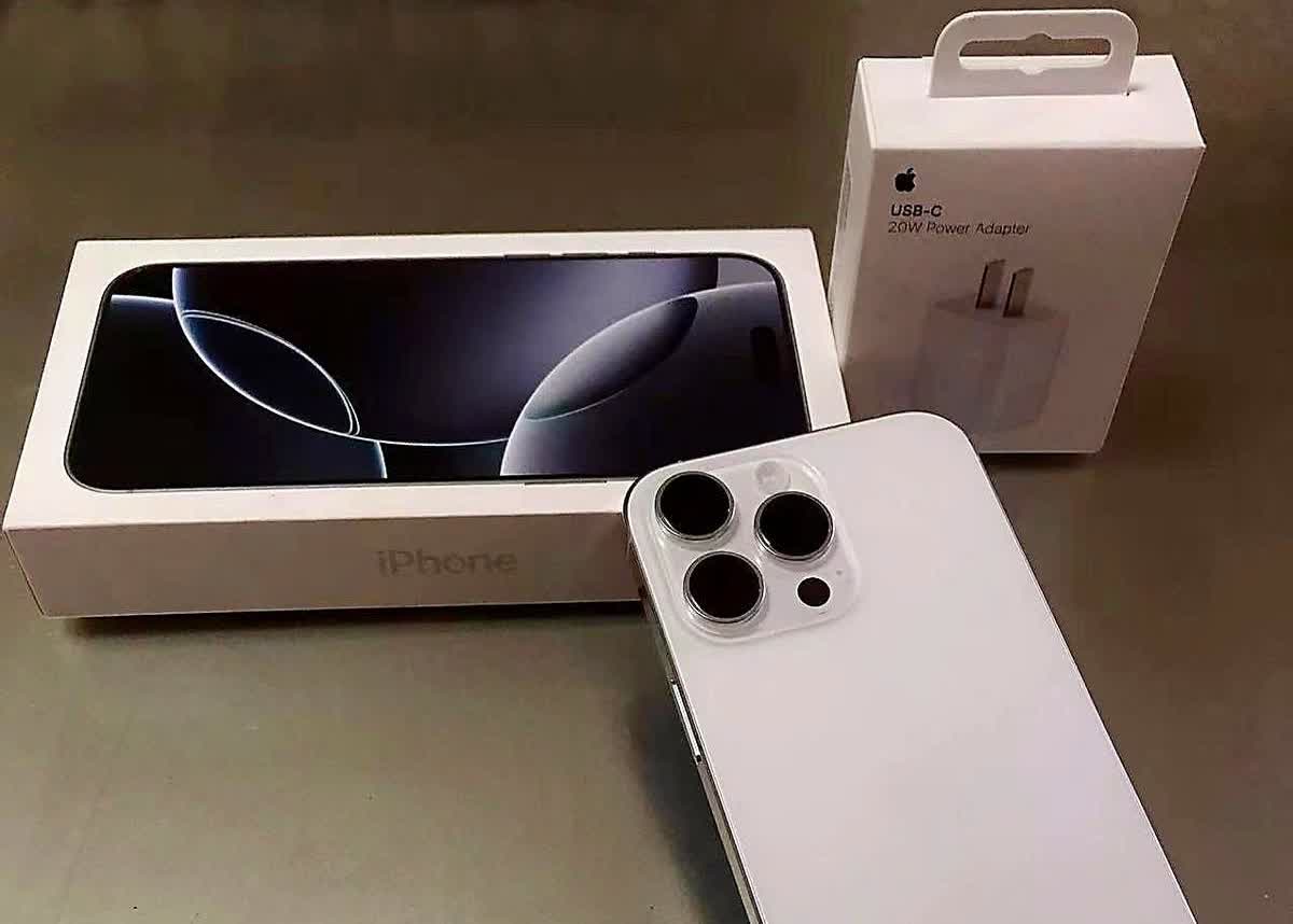 今天去实体店买了iPhone16pro Max，256G白色的，很满意很喜欢。
