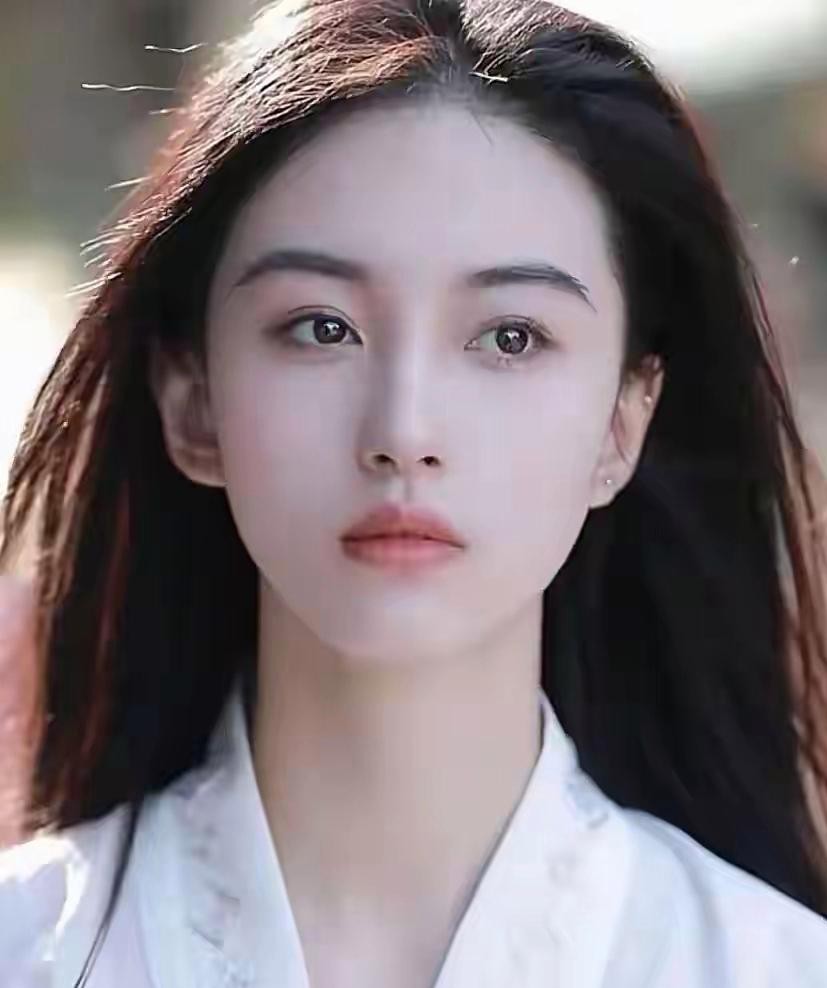 北电校花王梓莼这姑娘真是白到发光，往人群里一站就跟自带柔光滤镜似的，难怪网友都说