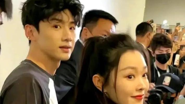 白敬亭携正宫宋轶参加发小婚礼，二人罕见同框，却全程避险引热议