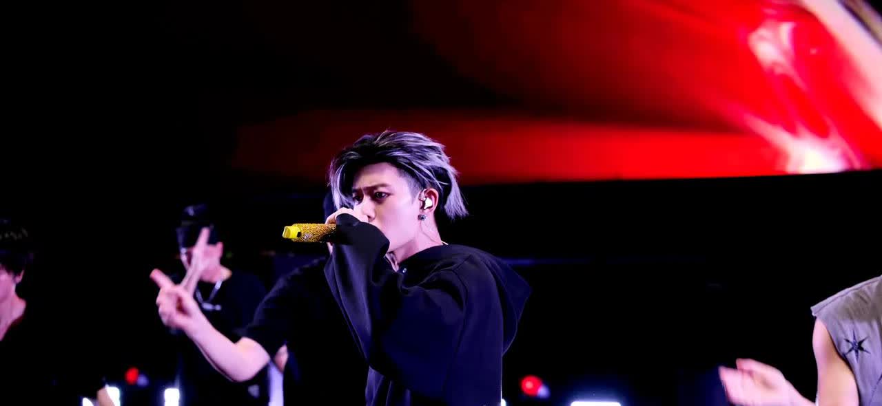 音乐节的人太多了，
演出开始大家都站起来嗨！
只有我自己坐在座位上一动不动，