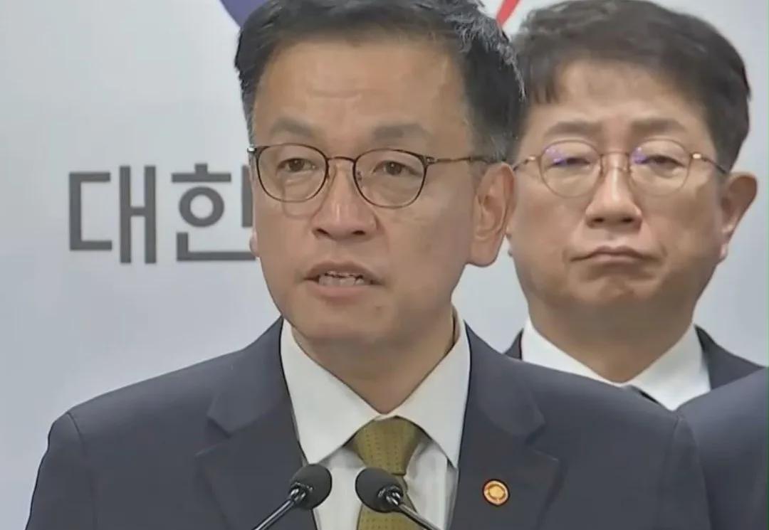韩国政局风云变幻，崔相穆力阻国会提案，源于他对反对党执政后果的担忧。执政党固然出