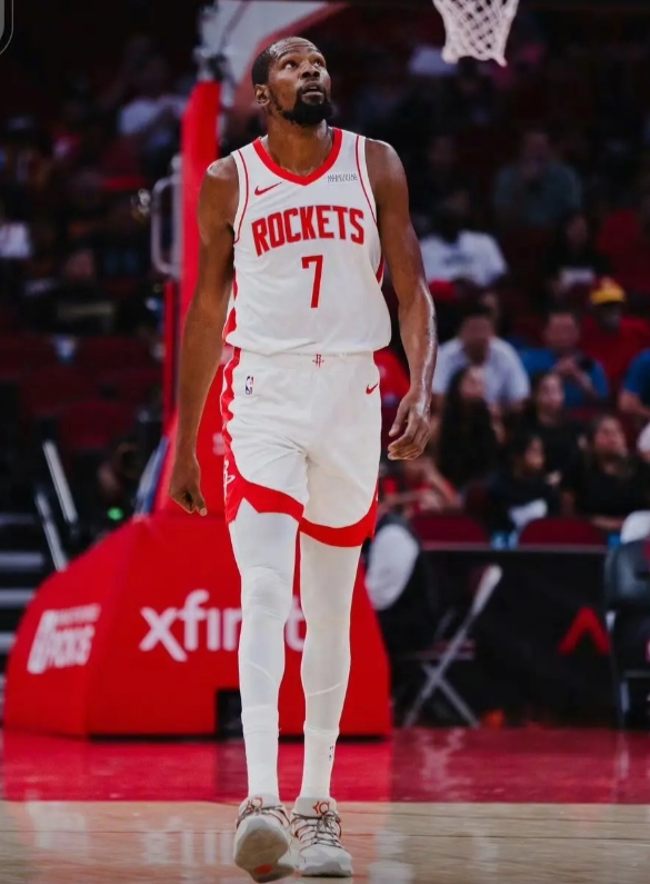 杜兰特别的不说，眼光是真不行，这次选申京是离谱到生涯最败笔
先选个压他一头的库里