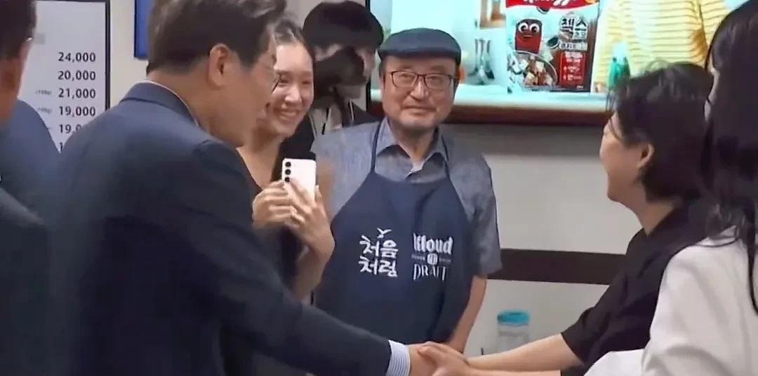 李在明又下馆子，晚餐选择吃烤肉，喝烧酒，啤酒。
进入店里后跟正在吃饭的客人们打招
