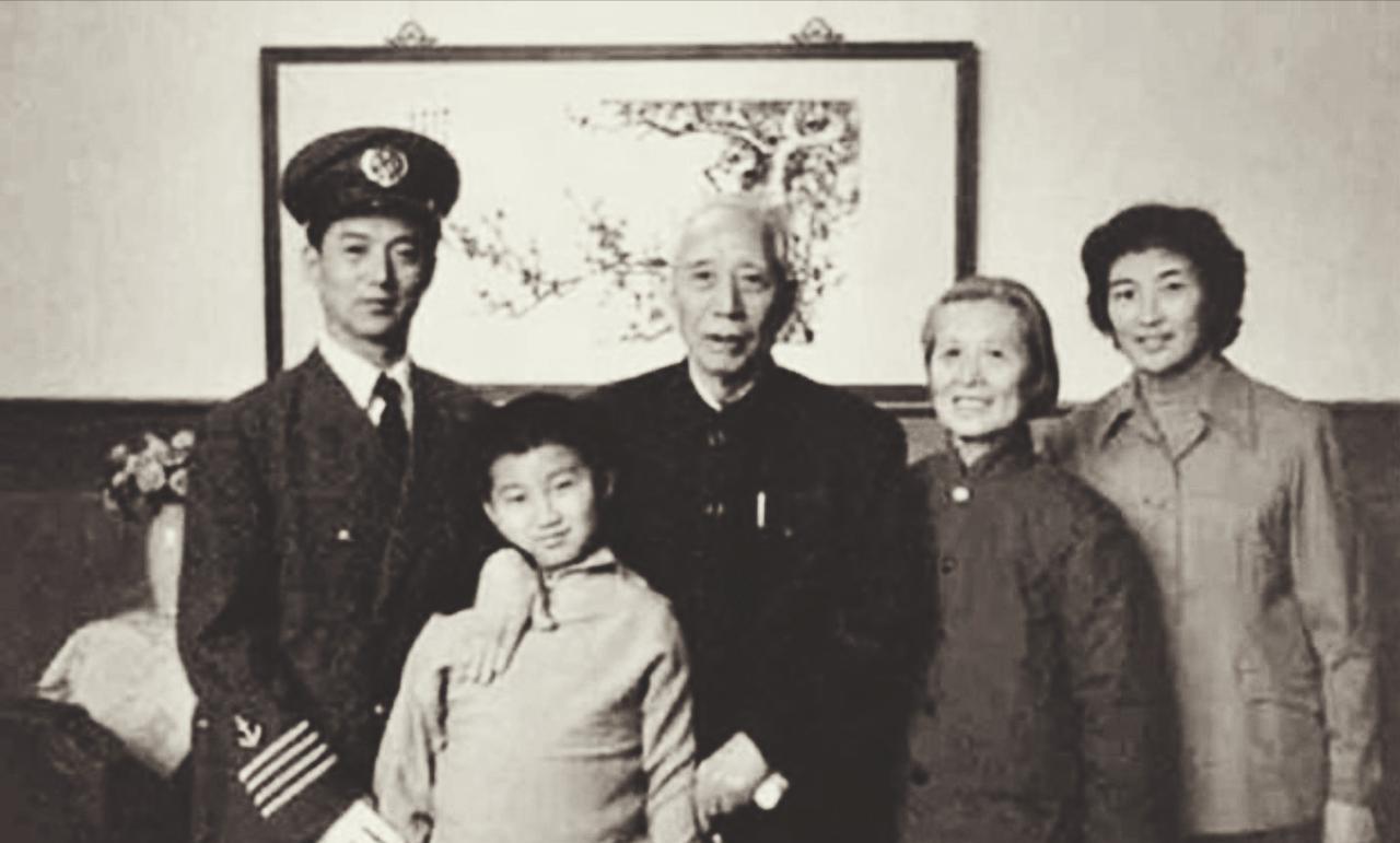 1977年，毛毛来到王震叔叔家里，笑着讲：“王叔叔，你儿子说：‘现在中国的妇女太