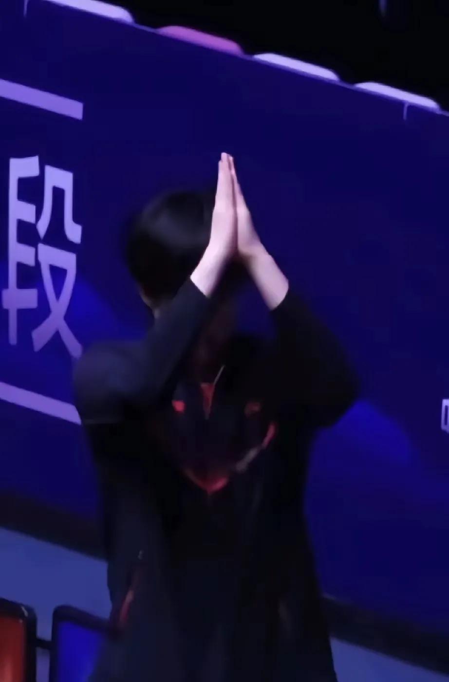 王楚钦的粉丝真的是挺烦人的。都把王楚钦逼得给你们磕头作揖了。你们是去看王楚钦打球