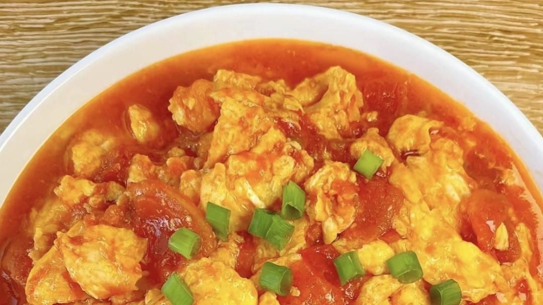 谁懂啊！这盘“裹满汤汁”的西红柿炒鸡蛋，拌米饭能香到舔盘！