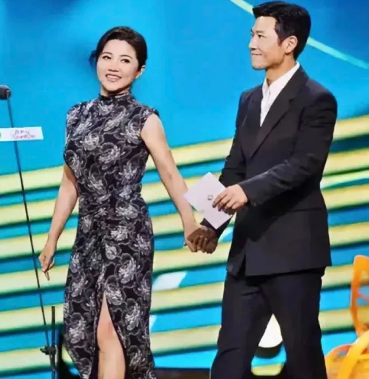 一身旗袍的颜丙燕端庄大方，她和王骁在某剧中扮演一对夫妻。虽然颜丙燕比王骁年长六岁