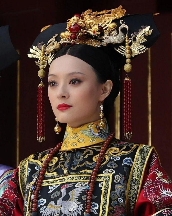 2010年，孙俪正准备去给《甄嬛传》配音，可导演却让她不用来，他找来季冠霖代替，