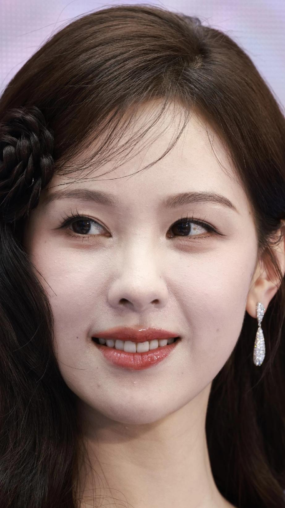 近距离观看女神，
依然get不到她的美貌，但是这皮肤是真的好。