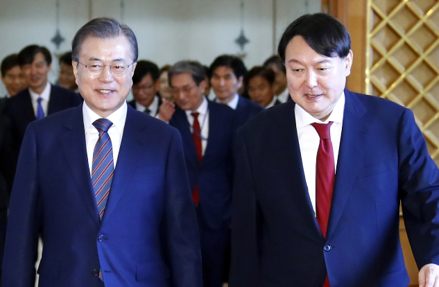 韩国政坛正陷入前所未有的动荡中，现任总统尹锡悦的地位岌岌可危，可能最快在2月底被