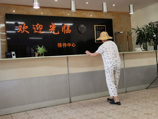 浙江，一位男子出差杭州住酒店，正在洗澡时突然遭名一陌生男子狂踹房门四五脚后闯入房