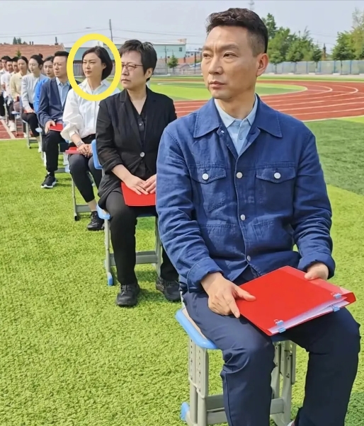 央视主持人康辉看起来特别像工人，车间主任级别的吧，蓝色工装，一脸的认真劲，坐在操