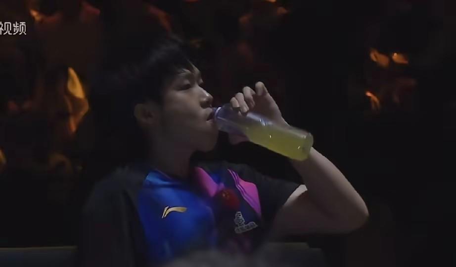 我个人认为北京大满贯教练组是失策的，不应该安排王楚钦兼三。
谁也没想到林诗栋在家