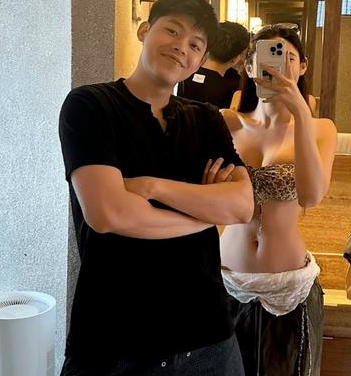 深圳男篮球员容子峰晒出了和女友在休赛期的欢乐时光。她配文写道：“颠歌，好喜欢，发