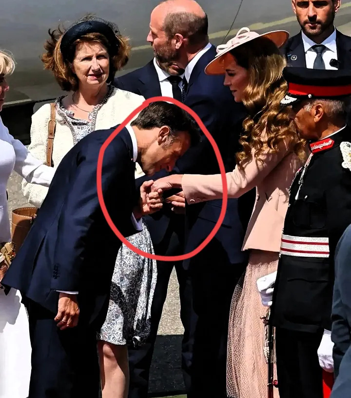 马克龙惹老婆生气了，男人都得注意点











天呐！法国总统马克龙竟