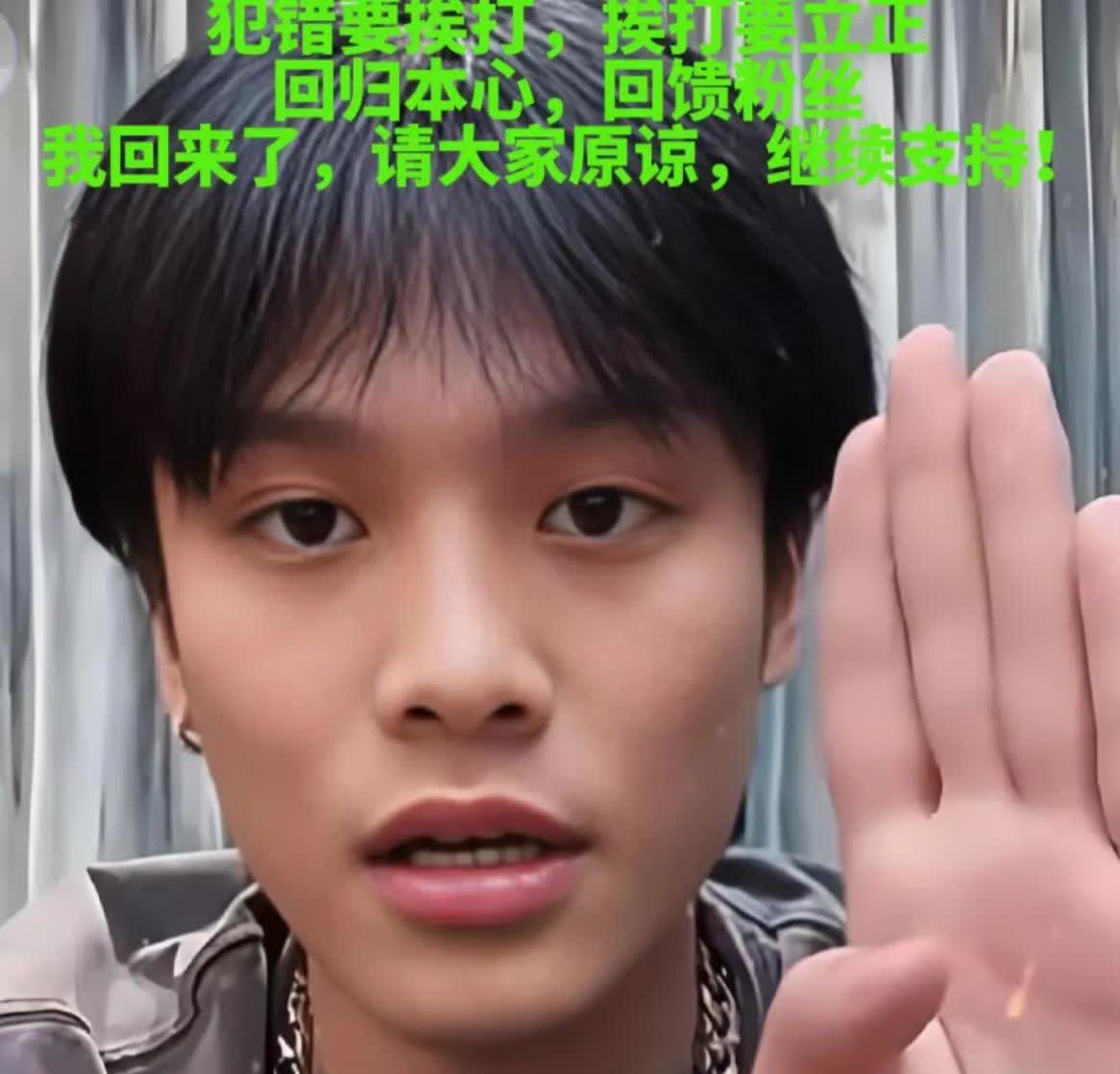 疯狂小杨哥和大杨哥，拥有以下豪车：

1. 疯狂小杨哥：
   - 大黄蜂
