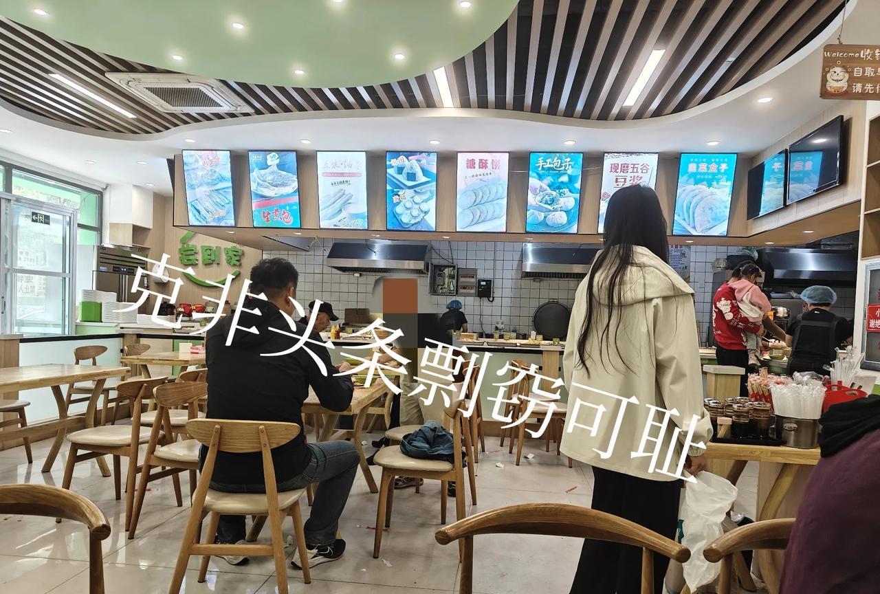 前几天一大早上去附近早餐店吃早餐，遇到小区老邢头了，一年多没见了，老邢头老了不少