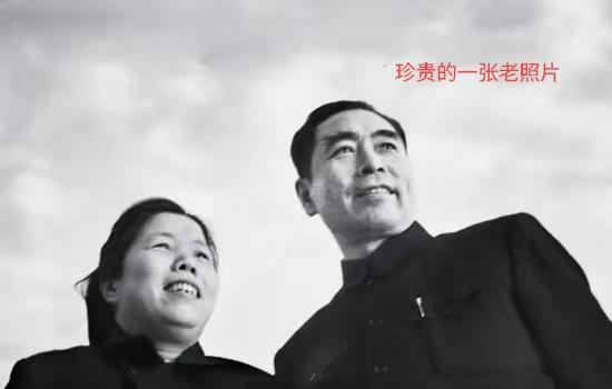 珍贵的一张照片。
1949年3月25日，周恩来总理和夫人邓颖超在西柏坡田间时，留