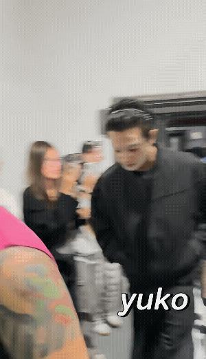 许凯这是刚从床上爬起来吗？戴着发卡，贴一张面膜就出来了，这面膜配置好高级，还是挂