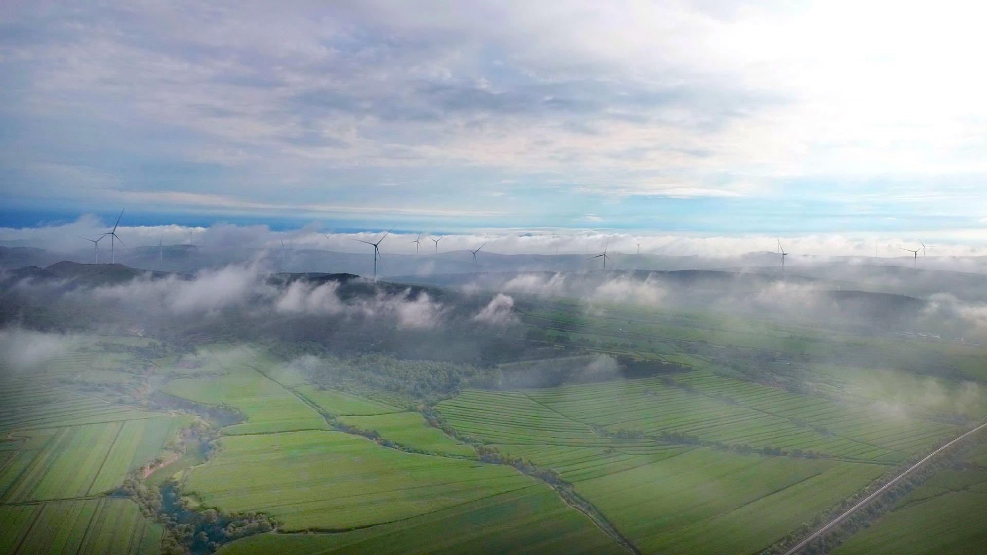 北方盛夏云上画境，沃野如诗