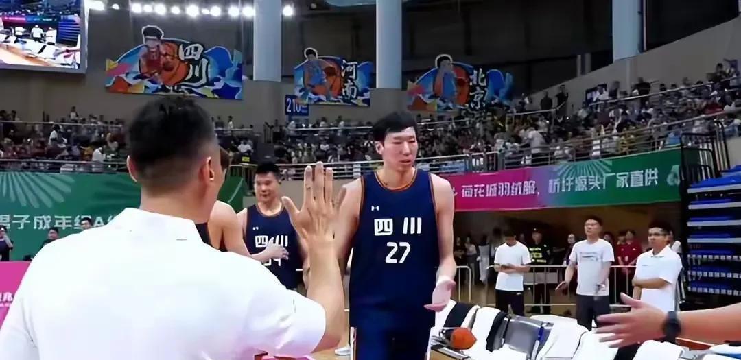 烧钱堆砌的豪华阵容在实战中不过是个易碎的花瓶。
砸600万买周琦的闹剧，在技术台