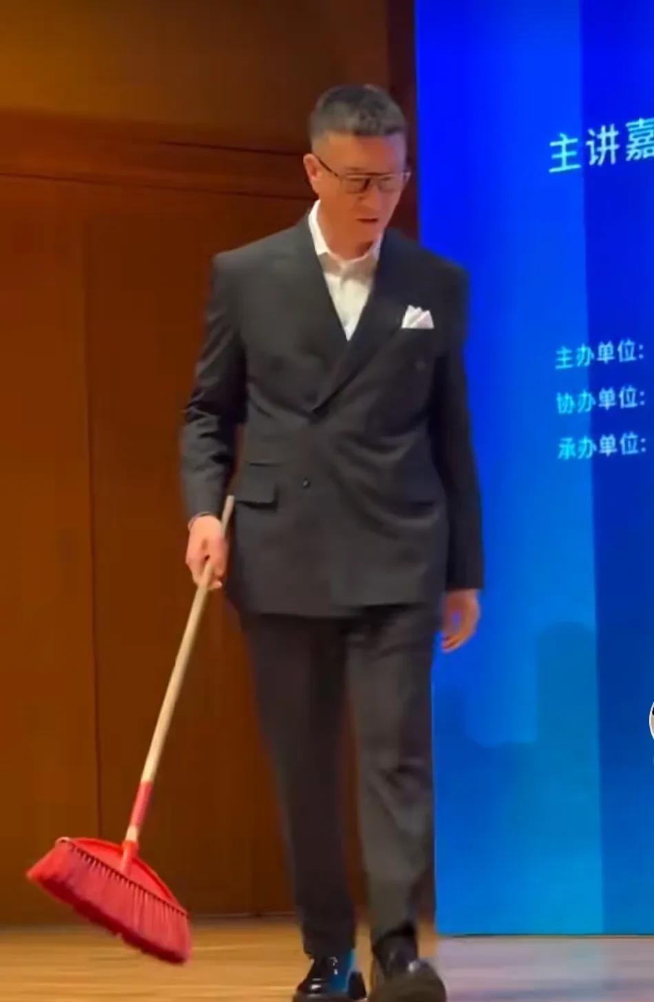 型男孙红雷再跳霹雳舞，舞台上的孙红雷总是给人带来惊喜，一身西装，沉稳大气，黑色皮