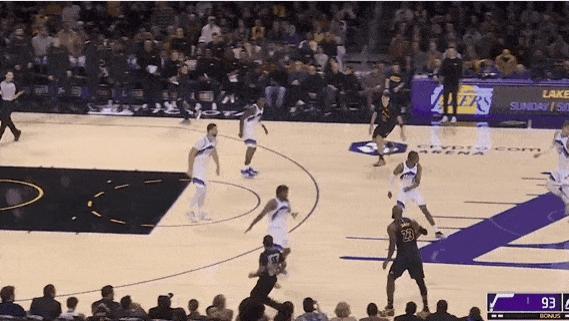 詹姆斯助攻文森特命中三节压哨三分，主场氛围瞬间被点燃