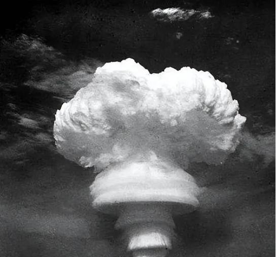 1967年，中国爆炸第一颗氢弹的消息传到法国后，法国总统戴高乐为此大发雷霆，拍着