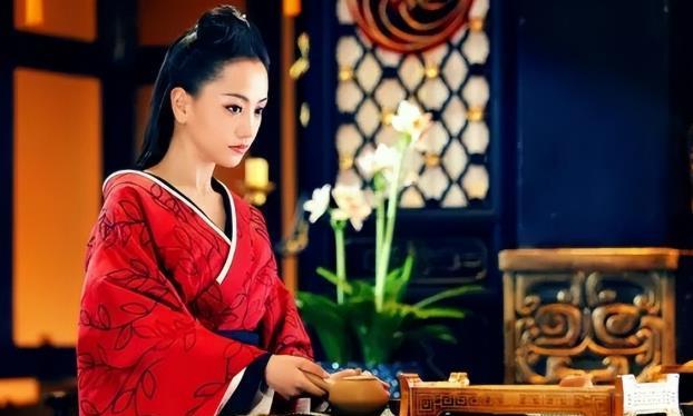 霍光的夫人重病不能同房，便让丫鬟就寝，30年后丫鬟竟让霍家灭族。
汉武帝临终前，