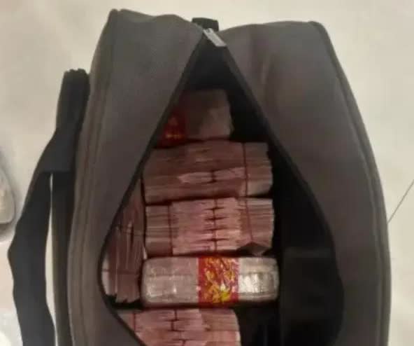 “活该她发财！”6月14日，浙江一夫妻给顾客洗完车后，捡到一个装有40万现金的手